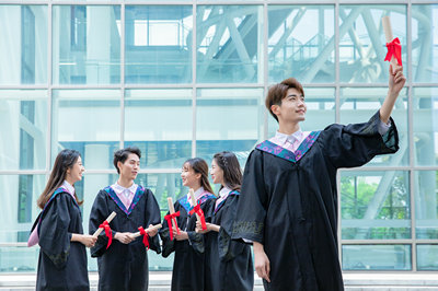 攝圖網_501276543_大學生拿畢業證書（企業商用）_副本.jpg